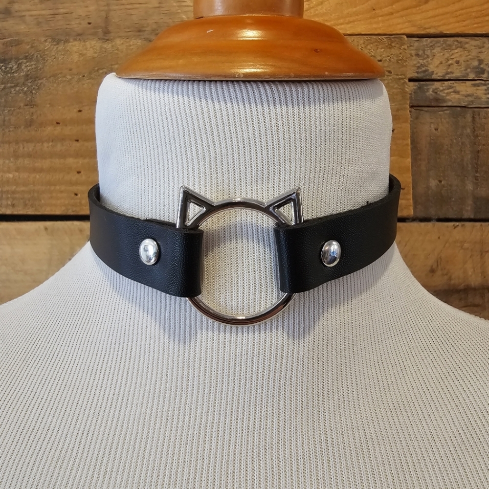 Black vegan leather choker w/ silvertone cat detail